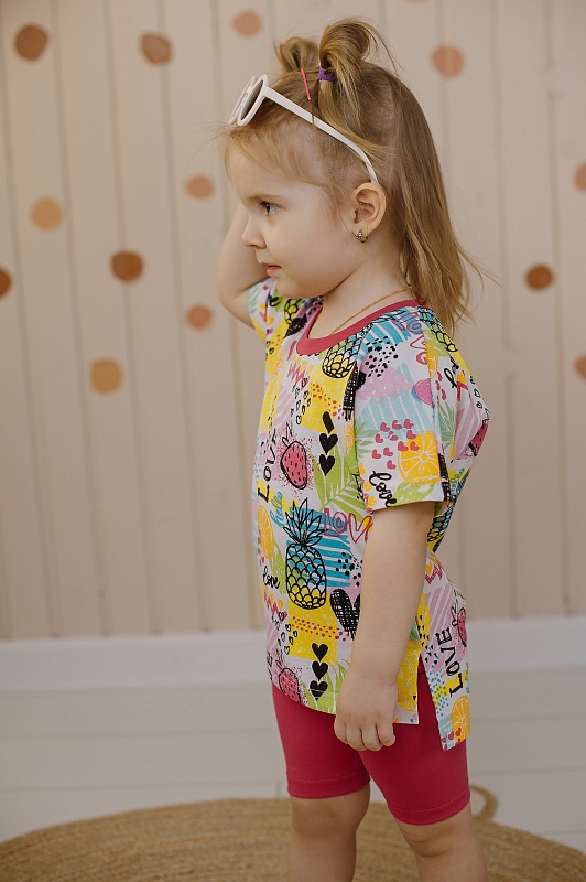 Набор для девочки (футболка и бриджи). Ткань - Кулирная гладь (100% хлопок)., Арт. КФрБКн_Фрукты_Надписи_Фуксия